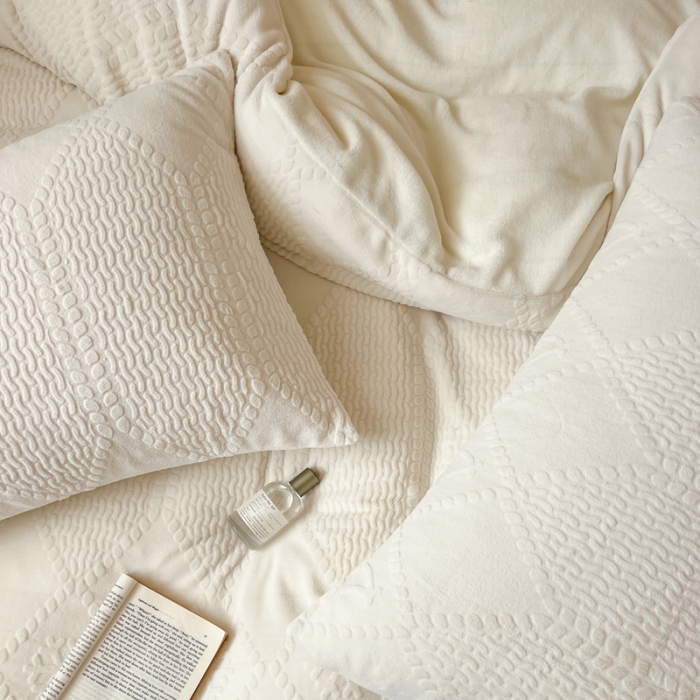 91家纺网 家纺一手货源 找家纺 怡家居2022新款雕花绒高克重牛奶绒四件套 凡希-象牙白