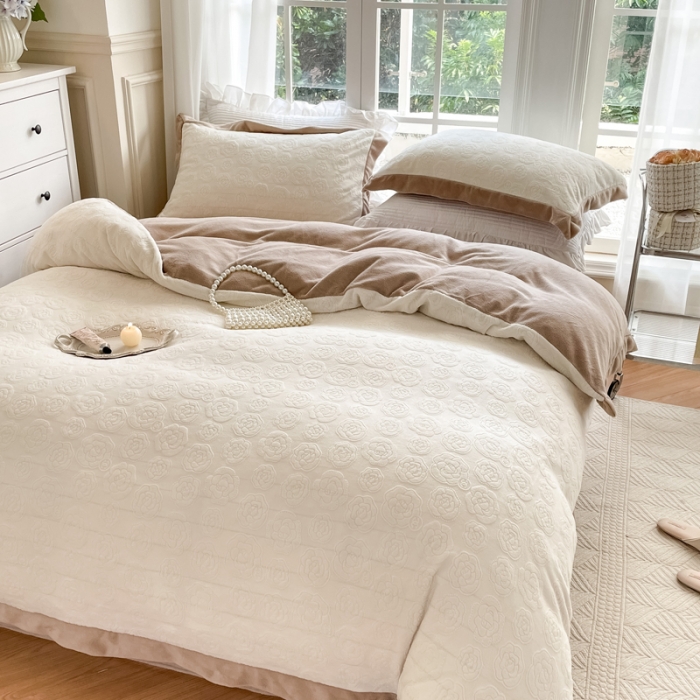 91家纺网 家纺一手货源 找家纺 总怡家居2022新款雕花绒高克重牛奶绒四件套