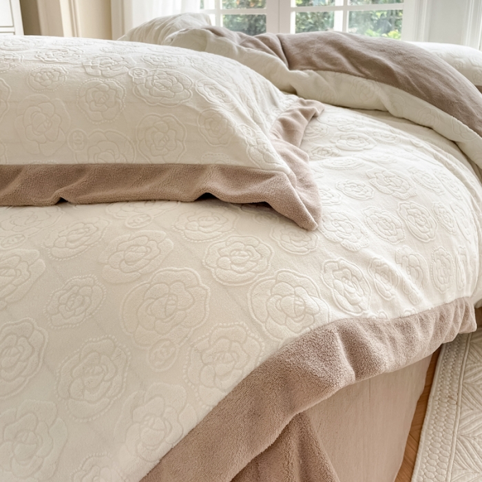 91家纺网 家纺一手货源 找家纺 总怡家居2022新款雕花绒高克重牛奶绒四件套