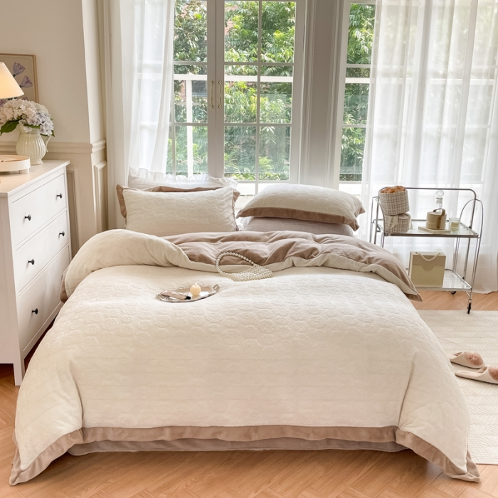 91家纺网 家纺一手货源 找家纺 怡家居2022新款雕花绒高克重牛奶绒四件套 温莎-乳白