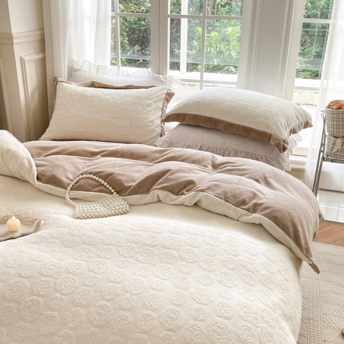 91家纺网 家纺一手货源 找家纺 怡家居2022新款雕花绒高克重牛奶绒四件套 温莎-乳白