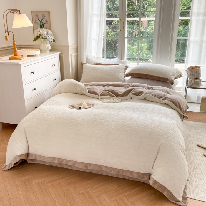 91家纺网 家纺一手货源 找家纺 怡家居2022新款雕花绒高克重牛奶绒四件套 温莎-乳白