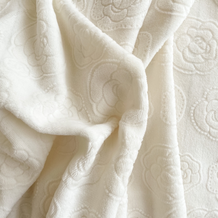 91家纺网 家纺一手货源 找家纺 怡家居2022新款雕花绒高克重牛奶绒四件套 温莎-乳白