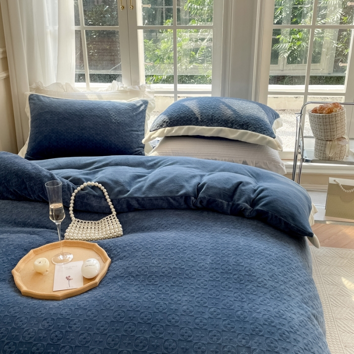 91家纺网 家纺一手货源 找家纺 怡家居2022新款雕花绒高克重牛奶绒四件套 温莎-黛蓝