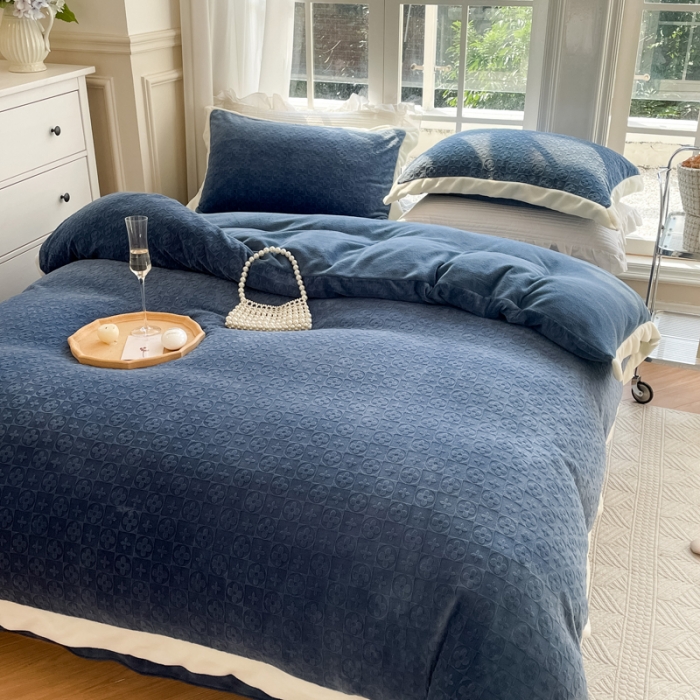 91家纺网 家纺一手货源 找家纺 怡家居2022新款雕花绒高克重牛奶绒四件套 温莎-黛蓝