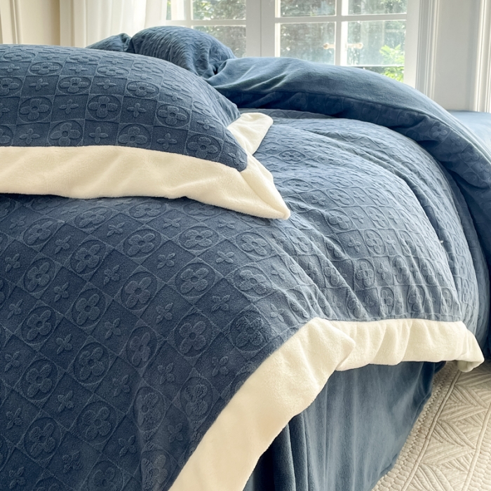 91家纺网 家纺一手货源 找家纺 怡家居2022新款雕花绒高克重牛奶绒四件套 温莎-黛蓝