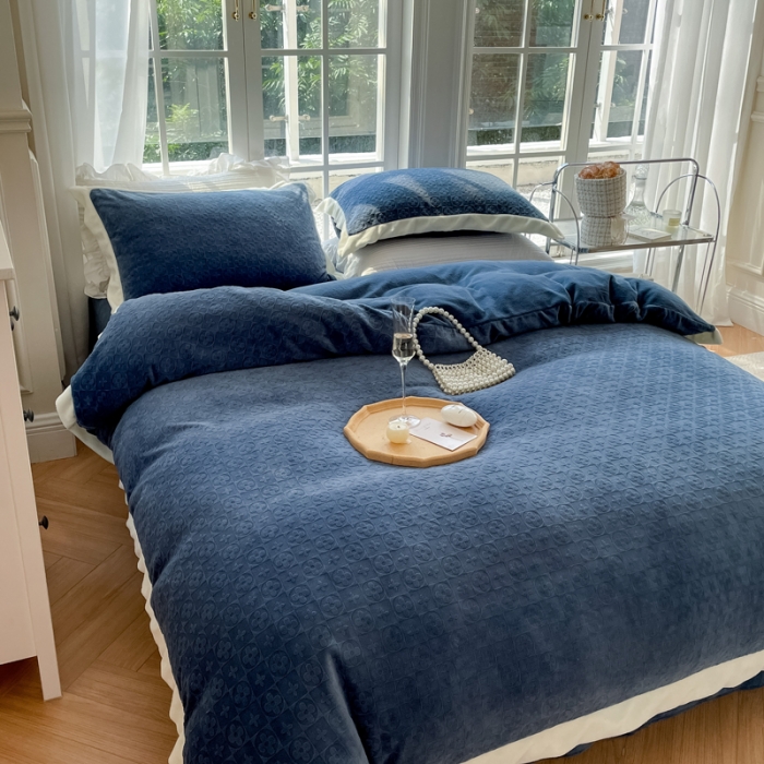 91家纺网 家纺一手货源 找家纺 怡家居2022新款雕花绒高克重牛奶绒四件套 温莎-黛蓝