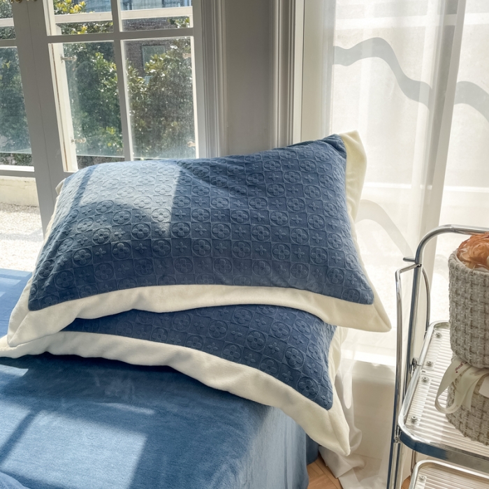 91家纺网 家纺一手货源 找家纺 怡家居2022新款雕花绒高克重牛奶绒四件套 温莎-黛蓝