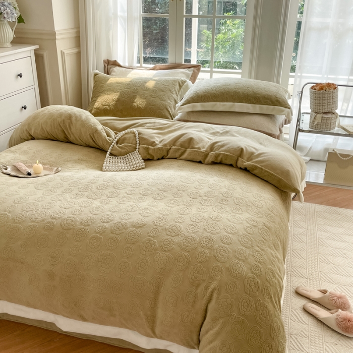 91家纺网 家纺一手货源 找家纺 怡家居2022新款雕花绒高克重牛奶绒四件套 温莎-茶青