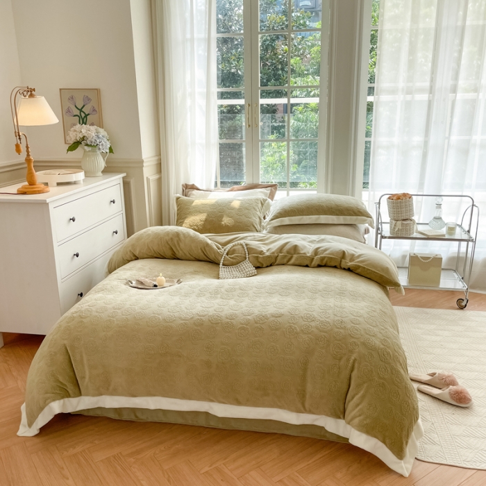 91家纺网 家纺一手货源 找家纺 怡家居2022新款雕花绒高克重牛奶绒四件套 温莎-茶青