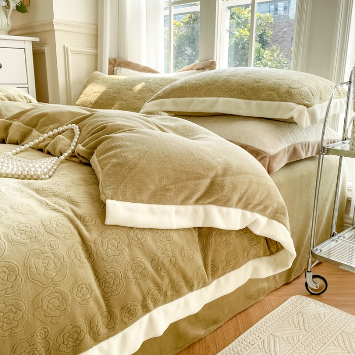 91家纺网 家纺一手货源 找家纺 怡家居2022新款雕花绒高克重牛奶绒四件套 温莎-茶青