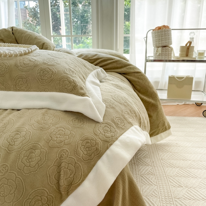 91家纺网 家纺一手货源 找家纺 怡家居2022新款雕花绒高克重牛奶绒四件套 温莎-茶青