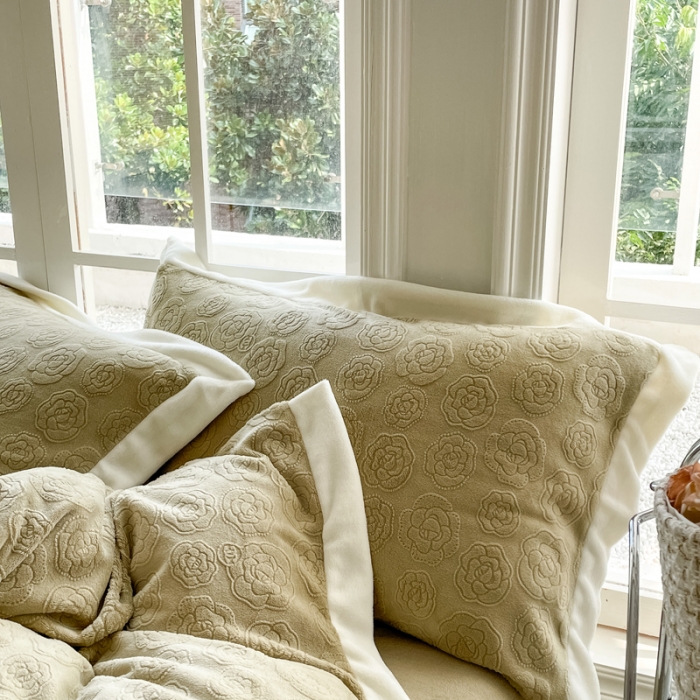 91家纺网 家纺一手货源 找家纺 怡家居2022新款雕花绒高克重牛奶绒四件套 温莎-茶青