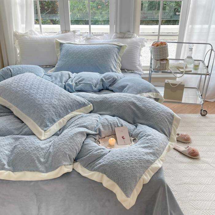 91家纺网 家纺一手货源 找家纺 怡家居2022新款雕花绒高克重牛奶绒四件套 温莎-天空蓝