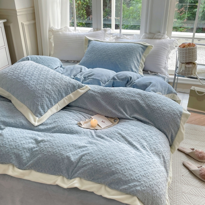 91家纺网 家纺一手货源 找家纺 怡家居2022新款雕花绒高克重牛奶绒四件套 温莎-天空蓝