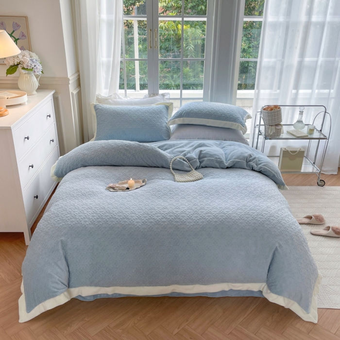 91家纺网 家纺一手货源 找家纺 怡家居2022新款雕花绒高克重牛奶绒四件套 温莎-天空蓝