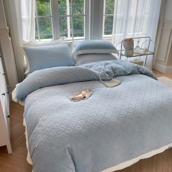 91家纺网 家纺一手货源 找家纺 怡家居2022新款雕花绒高克重牛奶绒四件套 温莎-天空蓝