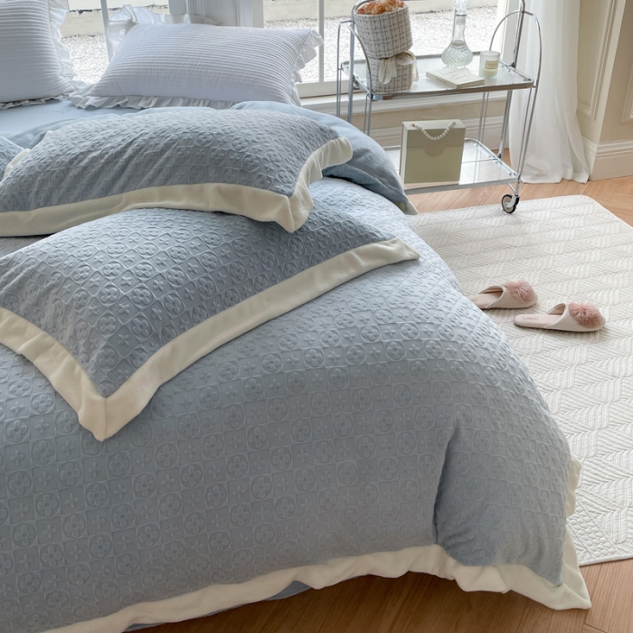 91家纺网 家纺一手货源 找家纺 怡家居2022新款雕花绒高克重牛奶绒四件套 温莎-天空蓝