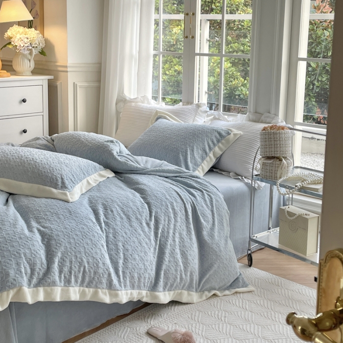 91家纺网 家纺一手货源 找家纺 怡家居2022新款雕花绒高克重牛奶绒四件套 温莎-天空蓝