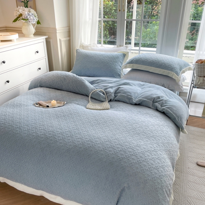 91家纺网 家纺一手货源 找家纺 怡家居2022新款雕花绒高克重牛奶绒四件套 温莎-天空蓝