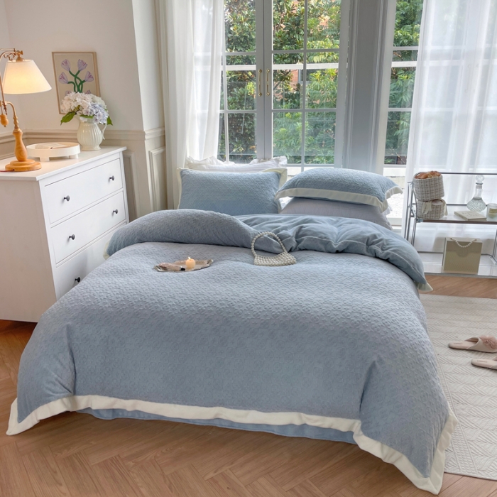 91家纺网 家纺一手货源 找家纺 怡家居2022新款雕花绒高克重牛奶绒四件套 温莎-天空蓝