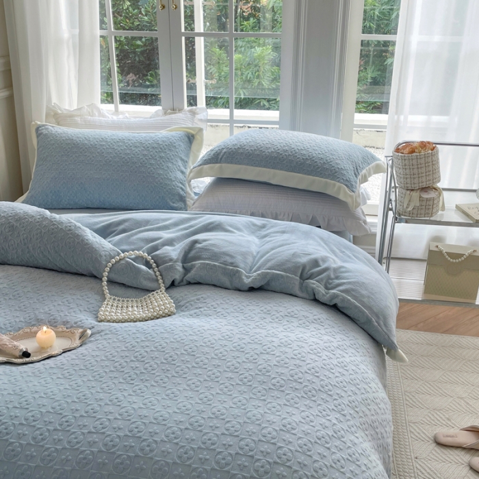 91家纺网 家纺一手货源 找家纺 怡家居2022新款雕花绒高克重牛奶绒四件套 温莎-天空蓝