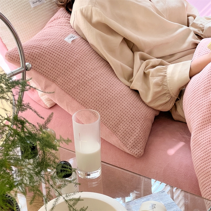 91家纺网 家纺一手货源 找家纺 时光里 2022新款全消光230克华夫格绒牛奶绒四件套 浪漫粉