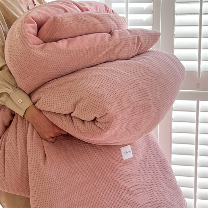 91家纺网 家纺一手货源 找家纺 时光里 2022新款全消光230克华夫格绒牛奶绒四件套 浪漫粉