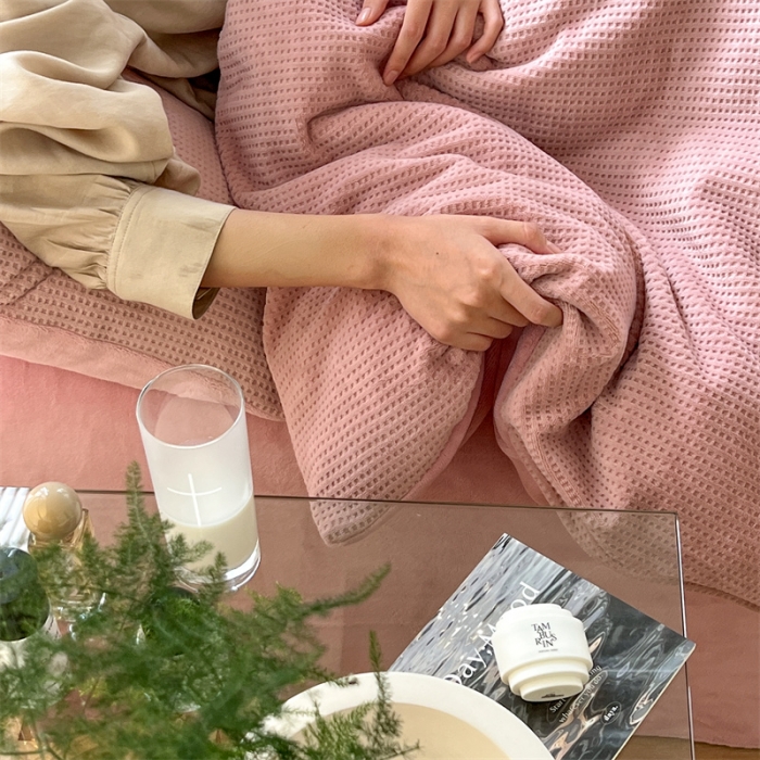 91家纺网 家纺一手货源 找家纺 时光里 2022新款全消光230克华夫格绒牛奶绒四件套 浪漫粉