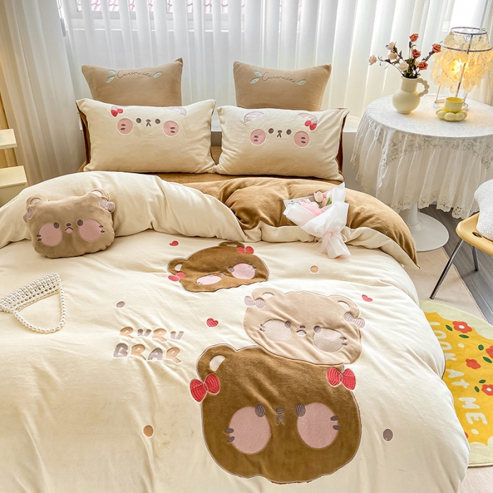 91家纺网 家纺一手货源 找家纺 涵宸2022新款加厚牛奶绒贴布绣系列四件套 牛奶绒-三只熊