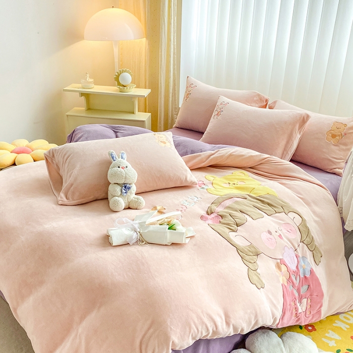 91家纺网 家纺一手货源 找家纺 涵宸2022新款加厚牛奶绒贴布绣系列四件套 牛奶绒-童真女孩