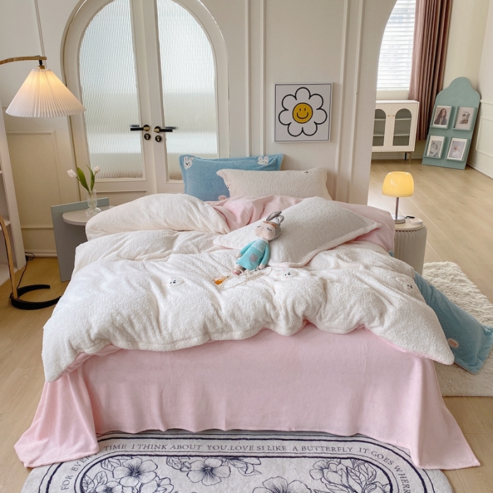 91家纺网 家纺一手货源 找家纺 一米阳光 2022新款绣花泰迪绒系列四件套 白小兔