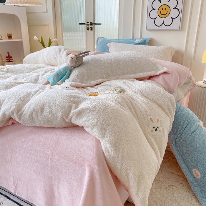 91家纺网 家纺一手货源 找家纺 一米阳光 2022新款绣花泰迪绒系列四件套 白小兔