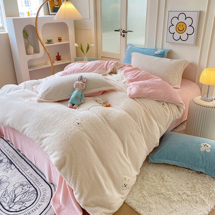 91家纺网 家纺一手货源 找家纺 一米阳光 2022新款绣花泰迪绒系列四件套 白小兔