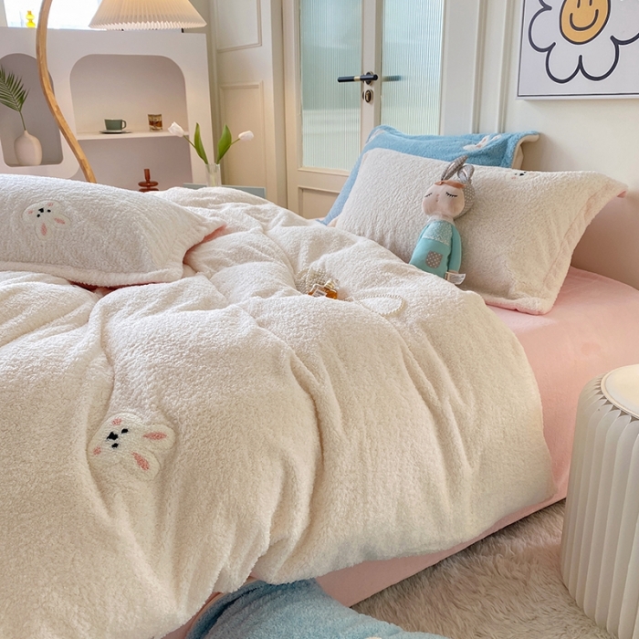 91家纺网 家纺一手货源 找家纺 一米阳光 2022新款绣花泰迪绒系列四件套 白小兔