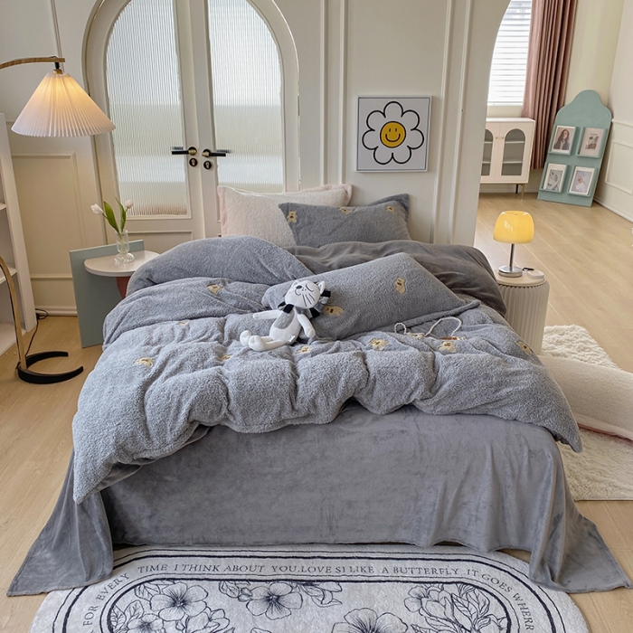 91家纺网 家纺一手货源 找家纺 一米阳光 2022新款绣花泰迪绒系列四件套 可爱熊