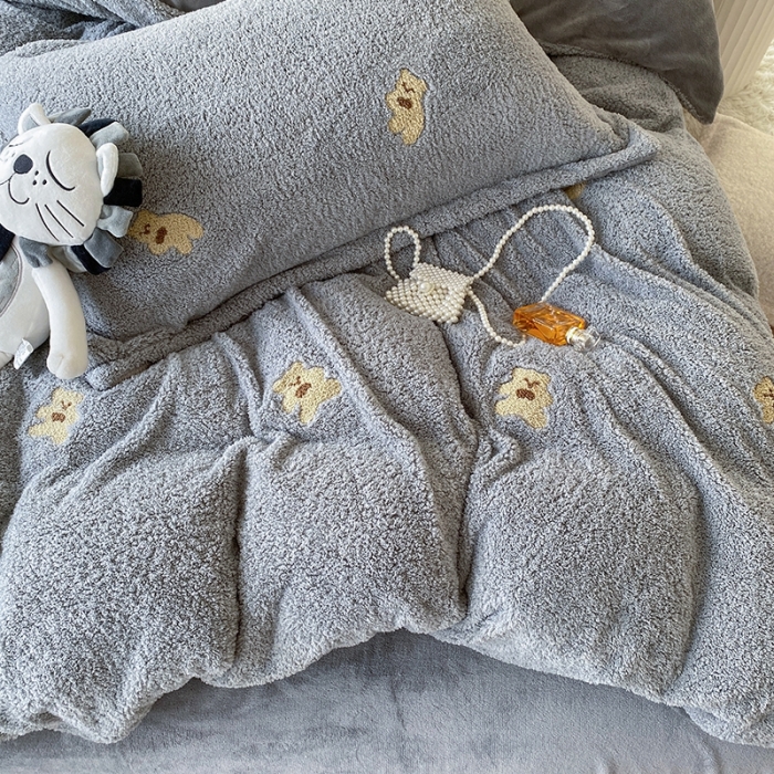 91家纺网 家纺一手货源 找家纺 一米阳光 2022新款绣花泰迪绒系列四件套 可爱熊