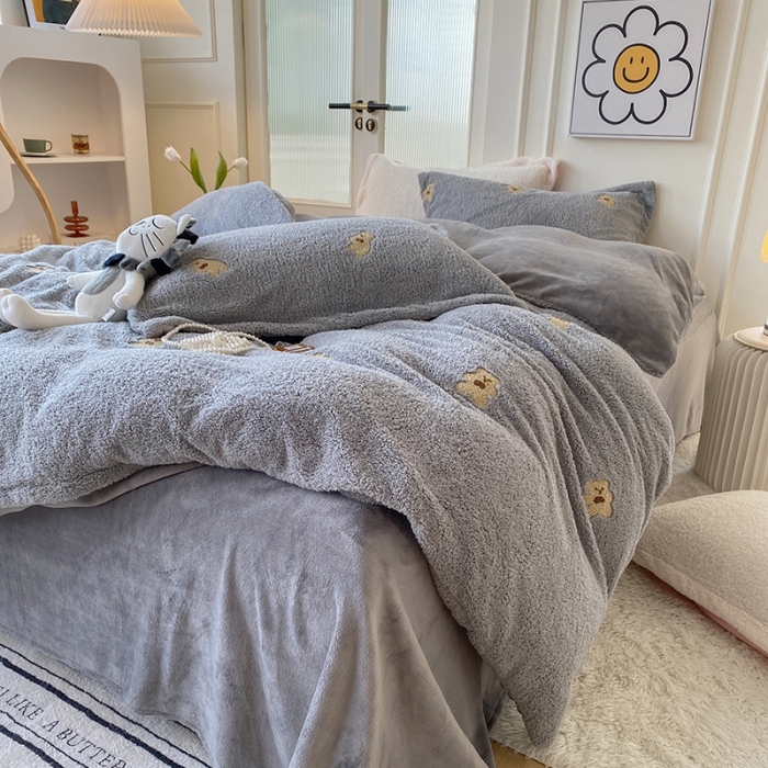 91家纺网 家纺一手货源 找家纺 一米阳光 2022新款绣花泰迪绒系列四件套 可爱熊