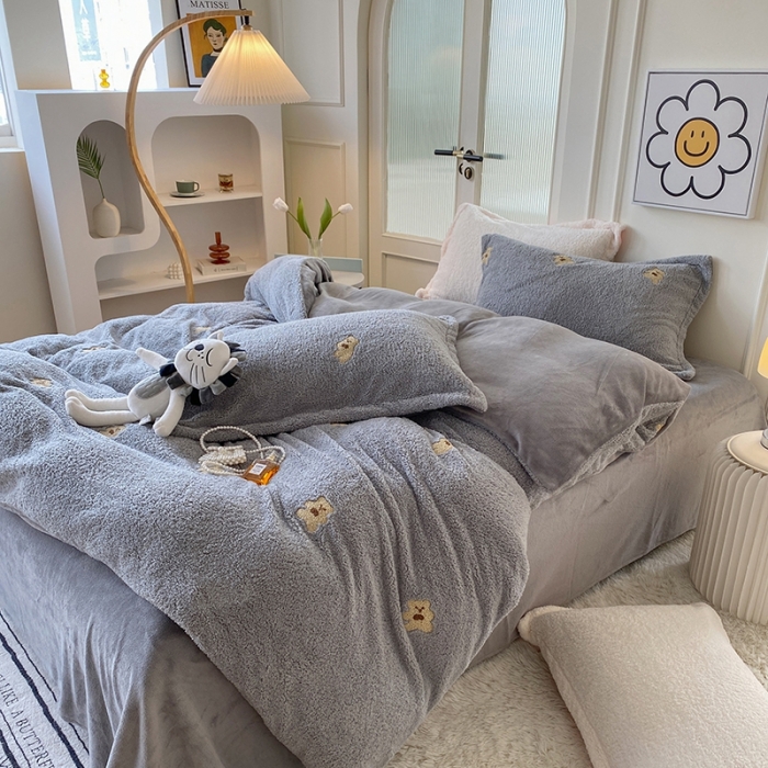 91家纺网 家纺一手货源 找家纺 一米阳光 2022新款绣花泰迪绒系列四件套 可爱熊