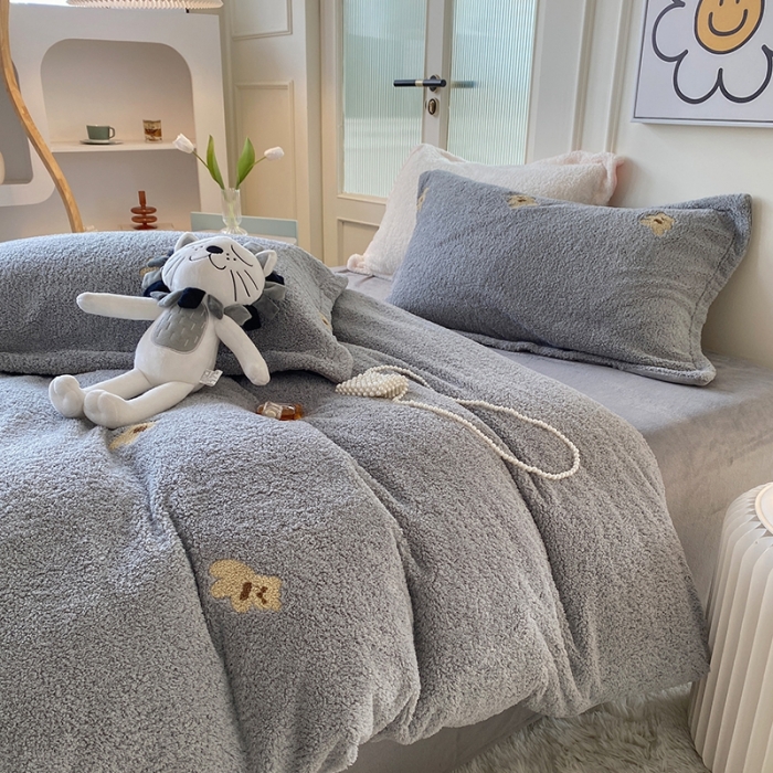 91家纺网 家纺一手货源 找家纺 一米阳光 2022新款绣花泰迪绒系列四件套 可爱熊