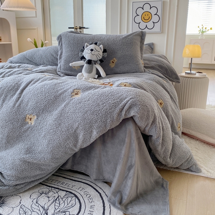 91家纺网 家纺一手货源 找家纺 一米阳光 2022新款绣花泰迪绒系列四件套 可爱熊