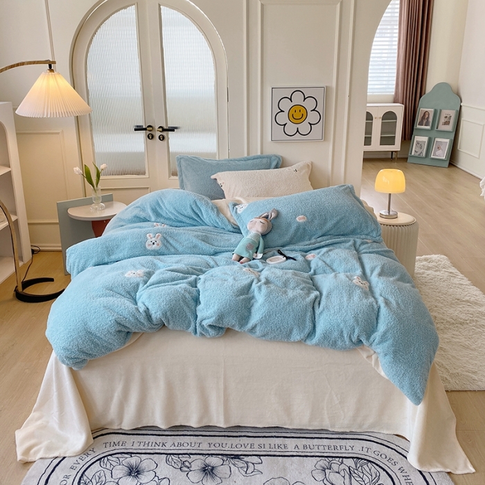 91家纺网 家纺一手货源 找家纺 一米阳光 2022新款绣花泰迪绒系列四件套 蓝小兔