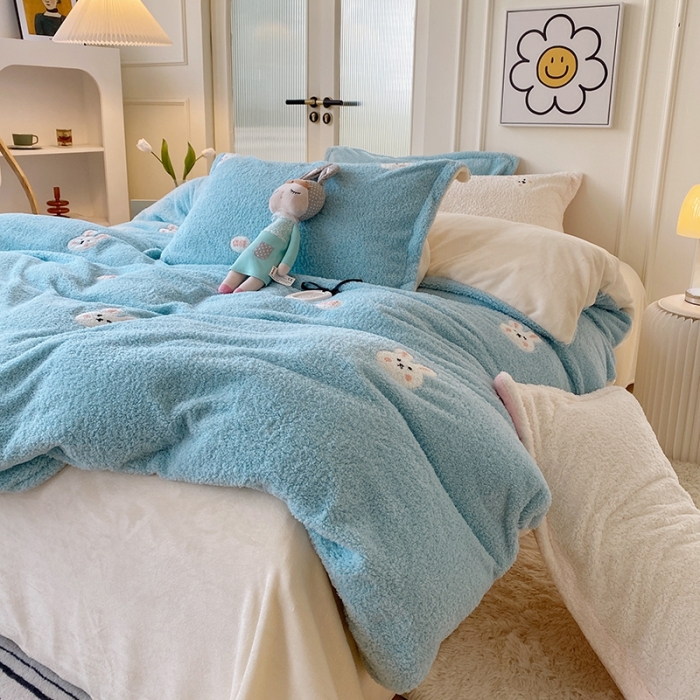91家纺网 家纺一手货源 找家纺 一米阳光 2022新款绣花泰迪绒系列四件套 蓝小兔