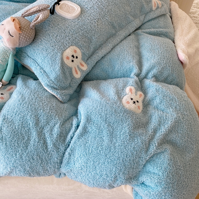 91家纺网 家纺一手货源 找家纺 一米阳光 2022新款绣花泰迪绒系列四件套 蓝小兔