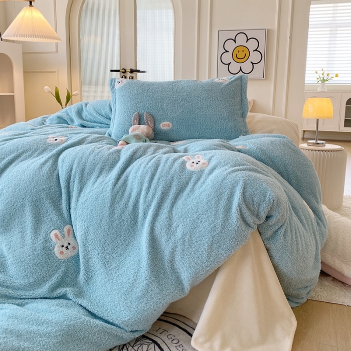 91家纺网 家纺一手货源 找家纺 一米阳光 2022新款绣花泰迪绒系列四件套 蓝小兔