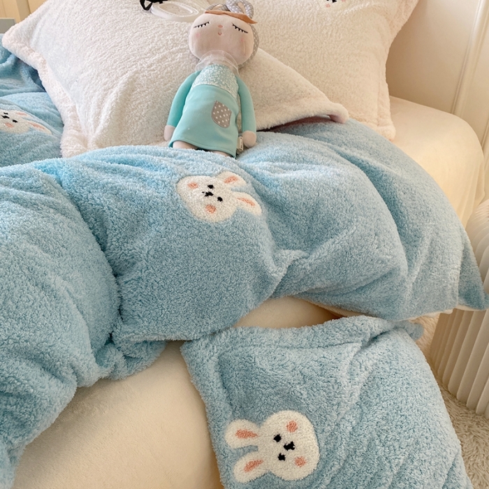 91家纺网 家纺一手货源 找家纺 一米阳光 2022新款绣花泰迪绒系列四件套 蓝小兔