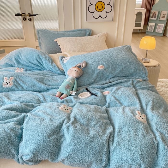 91家纺网 家纺一手货源 找家纺 一米阳光 2022新款绣花泰迪绒系列四件套 蓝小兔