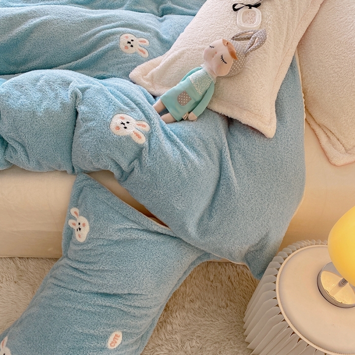 91家纺网 家纺一手货源 找家纺 一米阳光 2022新款绣花泰迪绒系列四件套 蓝小兔