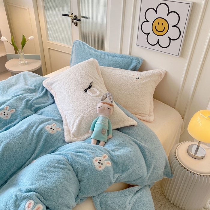 91家纺网 家纺一手货源 找家纺 一米阳光 2022新款绣花泰迪绒系列四件套 蓝小兔