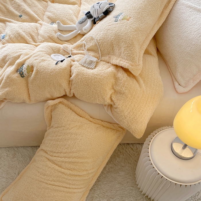 91家纺网 家纺一手货源 找家纺 一米阳光 2022新款绣花泰迪绒系列四件套 小树苗